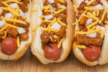 Probiere die Chili-Käse-Hotdog, amerikanische Küche