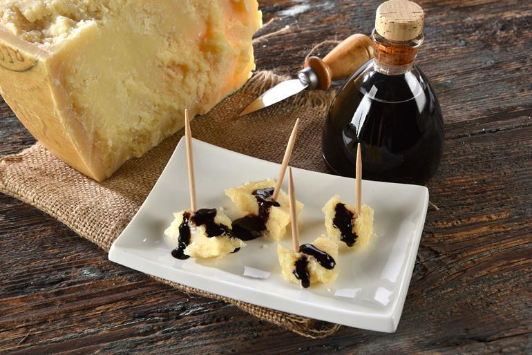 Probieren Sie die lokalen Käsesorten mit Aceto di Balsamico aus Modena.