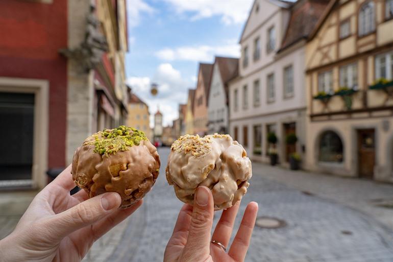 Probieren Sie die lokalen Schneeballen in Rothenburg ob der Tauber