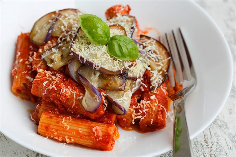 Genießen Sie die Pasta alla Norma mit Ricotta Salata Käse, Sizilien