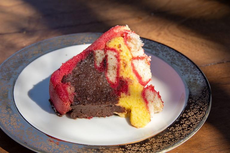 Probieren Sie das köstliche italienische Dessert Zuppa Inglese, Italien