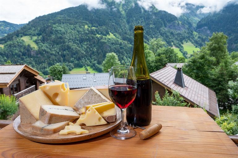 Genießen Sie während Ihres Aufenthalts in den französischen Alpen eine Verkostung des Abondance-Käses