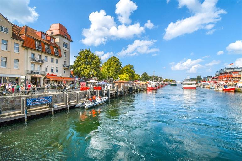 Promenade am Alter Strom-Kanal in der Kurstadt Warnemünde, Deutschland