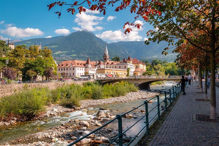 Spaziergang entlang des Passer-Flusses, Meran, Südtirol