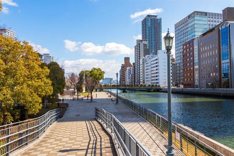 Promenade im Nakanoshima Park entlang des Tosabori-Flusses