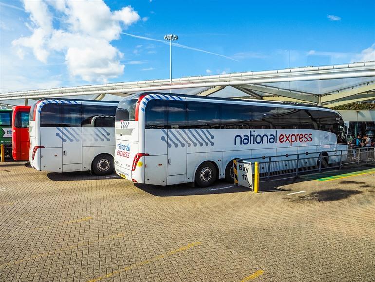 Reise ins Stadtzentrum ab London Stansted mit dem National Express-Bus