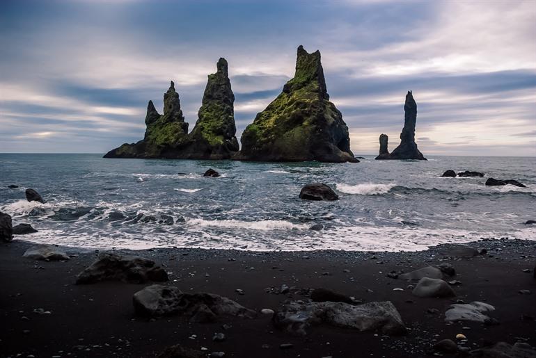Reynisdrangar: die drei Felsensäulen