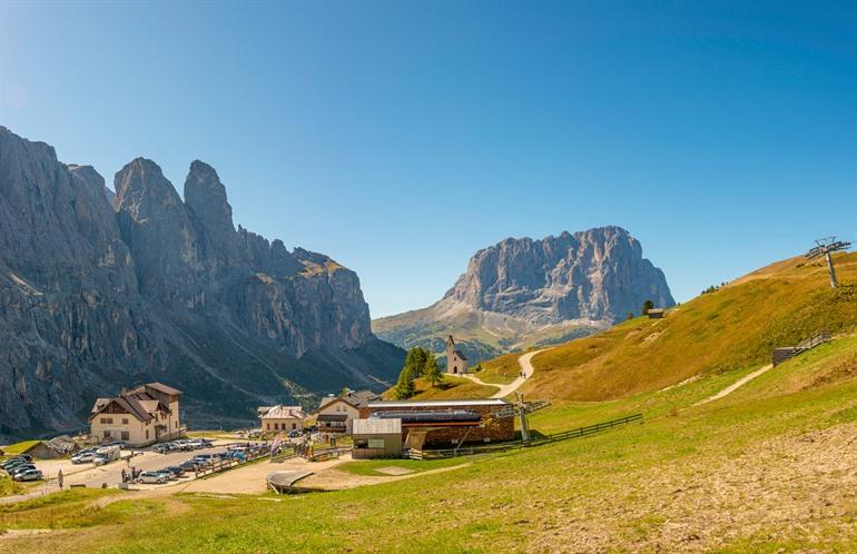 Rifugio Frara und die Kapelle San Maurizio mit Blick auf die Cir in den Dolomiten