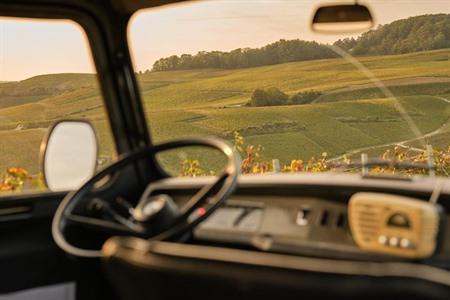 Mit einem Vintage-Transporter durch die Weinberge fahren inklusive Verkostung