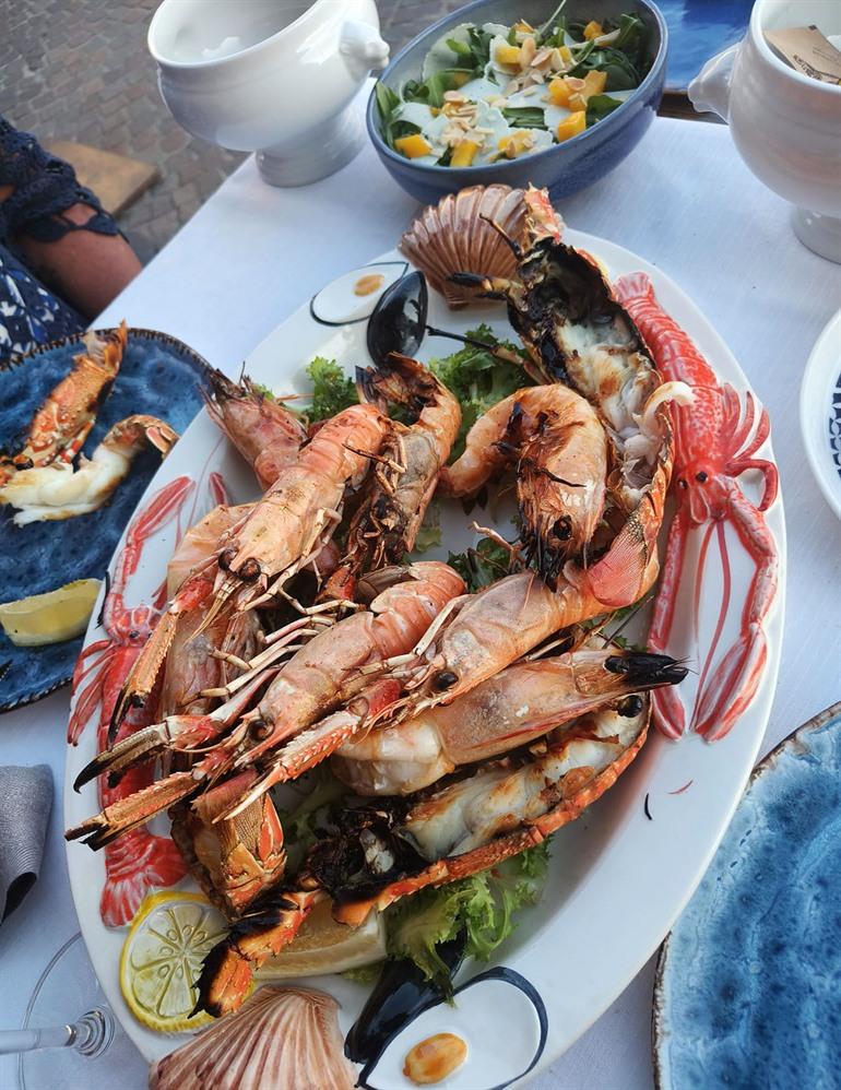 Ristorante Alla Grotta mit Blick auf den Hafen von Lazise