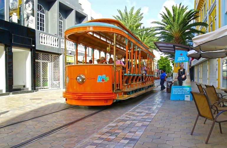 Eine Tramfahrt durch Oranjestad, Aruba