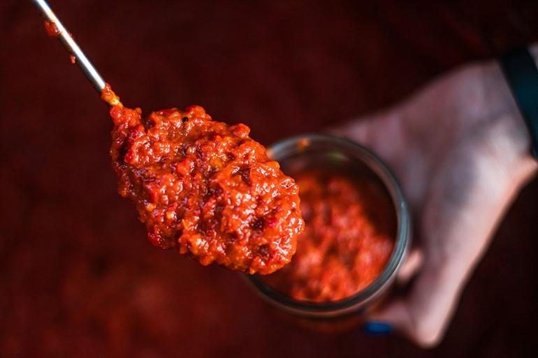 Rote Lyutenitsa-Sauce, bulgarische Küche