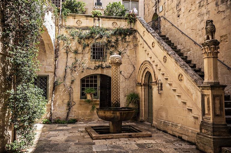 Romantischer Innenhof des Palazzo Falson in Mdina auf Malta