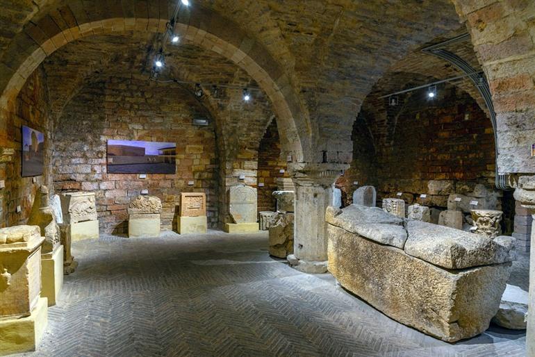 Römisches Forum und das Archäologische Museum in Assisi