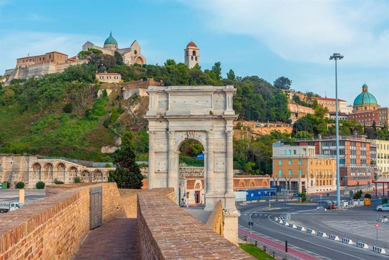 Römisches Triumphbogen Arco di Traiano, Ancona