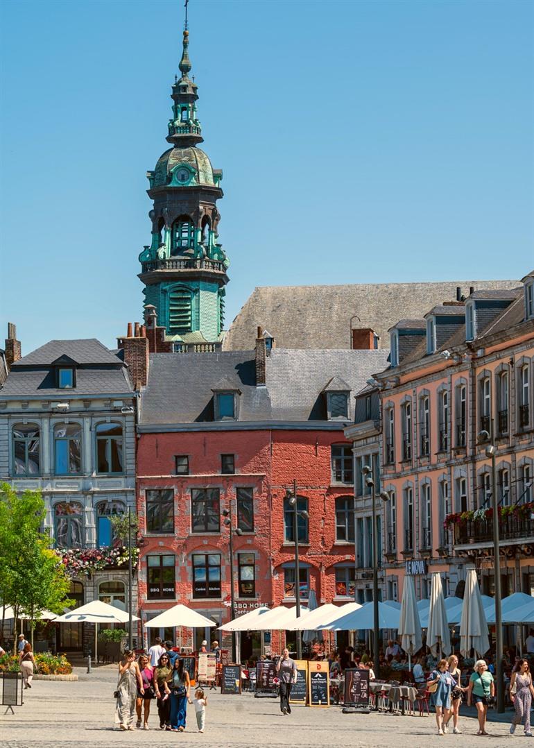 Durch die Straßen von Mons schlendern