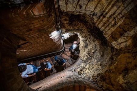 Führung durch zwei unterirdische Weinkeller in Montepulciano buchen