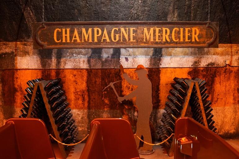 Geführte Tour mit dem Touristenzug durch den Champagnerkeller von Mercier