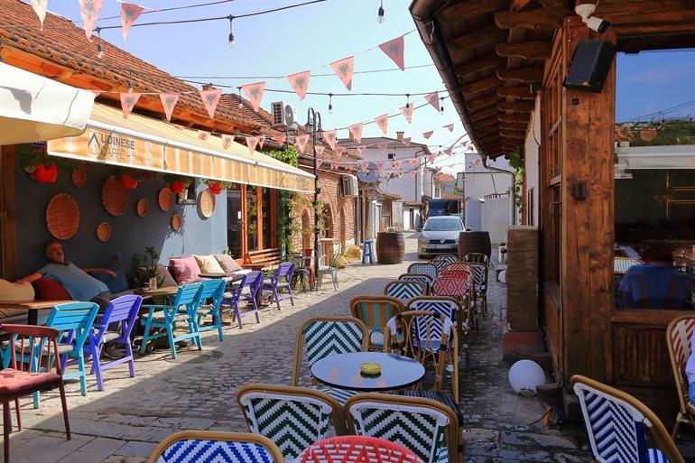 Stöbern in den Alten Basar von Gjakova