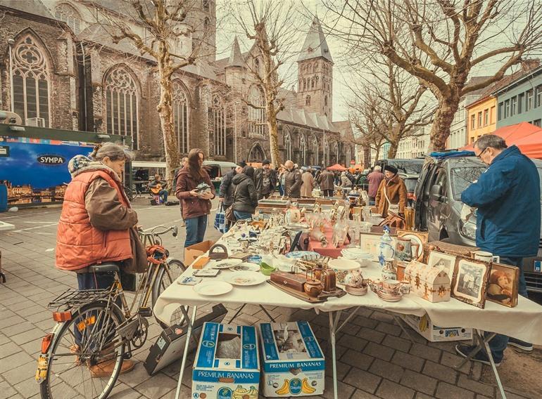 Stöbern auf dem Flohmarkt