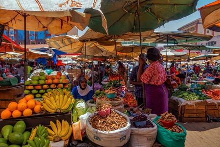 Spaziergänge über den Owino-Markt in Kampala