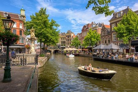 Eine Grachtenrundfahrt in Leiden machen