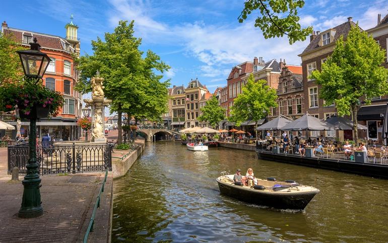 Eine Grachtenrundfahrt in Leiden machen