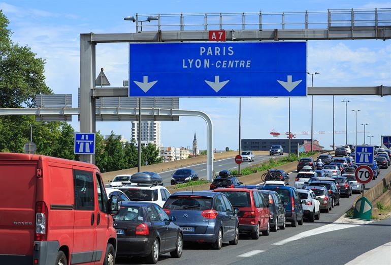 Sonnenroute an einem schwarzen Samstag in Frankreich