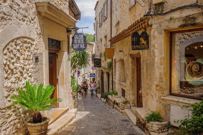 Die Rue Grande in Saint-Paul-de-Vence, Provence