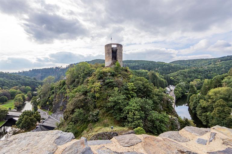 Ruinenbeobachtungsturm von Esch-sur-Sûre, Luxemburg