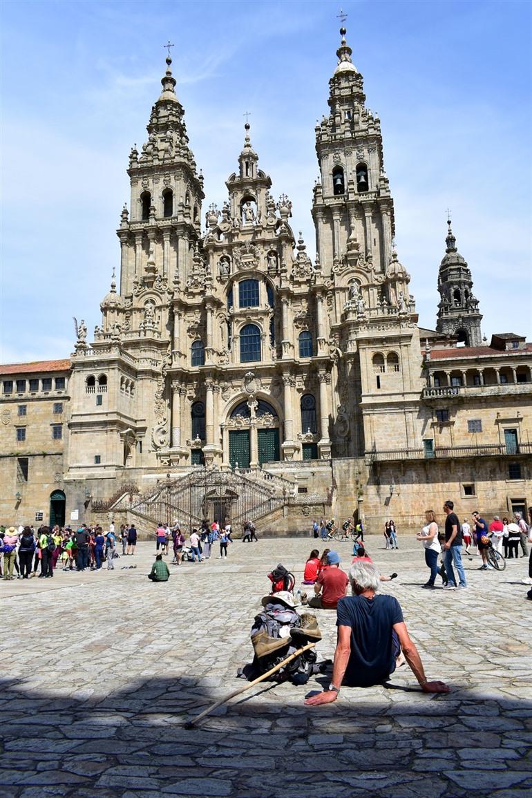 Rastende Pilger auf der Plaza del Obradoiro, Santiago de Compostela, Spanien