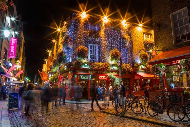 Abends in der irischen Bar The Temple Bar in Dublin ausgehen