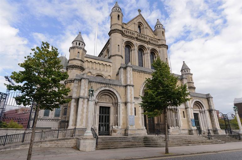 Saint-Anne-Kathedrale im Cathedral Quarter besichtigen
