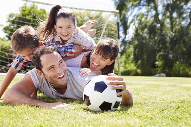 Gemeinsam im Garten eine Runde Fußball spielen!