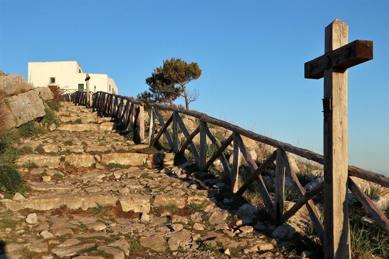 San Costanzo-Kirche auf dem Gipfel des Monte San Costanzo
