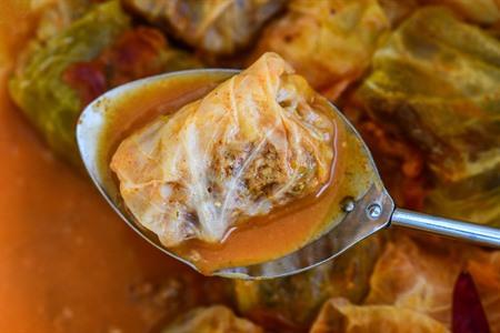 Sarma, hergestellt aus Kohl, Schweinehackfleisch, Reis, Sauerkraut und Tomatensauce