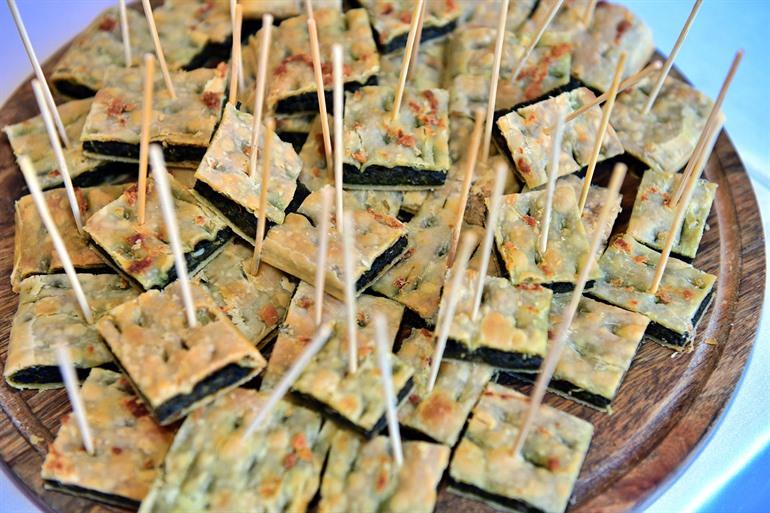 Scarpazzone, eine herzhafte Torte mit Spinat