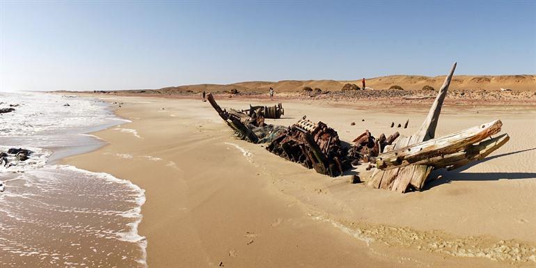 Gesunkene Schiffe am Strand im Skeleton Coast Nationalpark