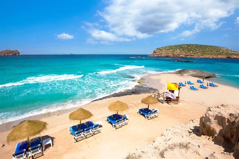 Atemberaublicher Blick auf den Strand von Cala Comte