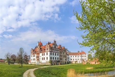 Schloss Basedow, umgeben von einem englischen Schlosspark, Mecklenburg-Vorpommern