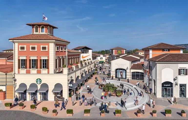 Serravalle Outlets in der Nähe von Mailand, Italien