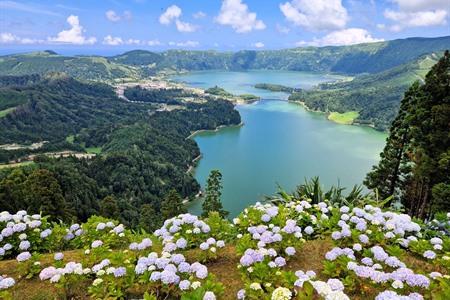 Besuchen Sie die Seen von Sete Cidades auf São Miguel: atemberaubender Kratersee auf den Azoren