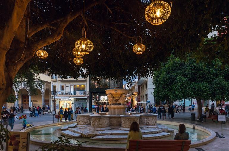 Ambiente rund um den Löwenbrunnen in Heraklion, Kreta