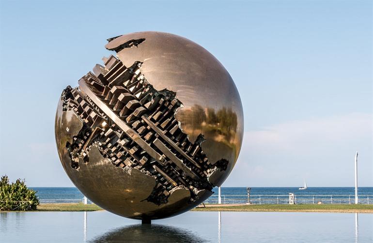 Sfera Grande auf dem Piazzale della Libertà in Pesaro