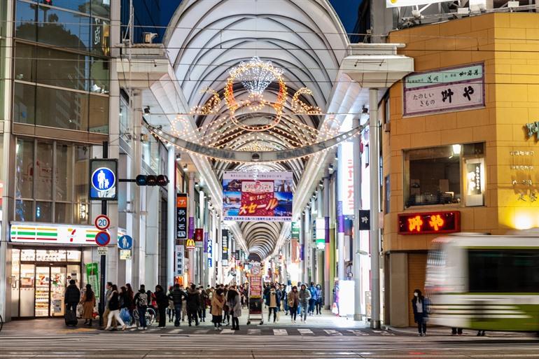 Einkaufen bis spät am Abend in Hondori