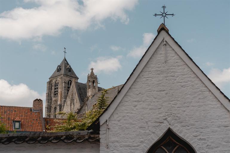 Die Sint-Maartenskerk ragt über den Begijnhof hinaus.