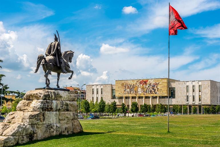 Skanderbeg-Platz mit Skanderbeg-Statue, Tirana