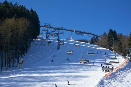 Skifahren oder Snowboarden in Deutschland: So planen Sie Ihren Winterurlaub und buchen günstig