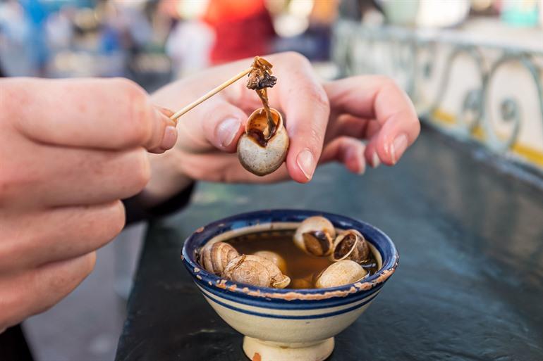 Schneckensuppe; beliebtes Streetfood-Gericht in Marokko