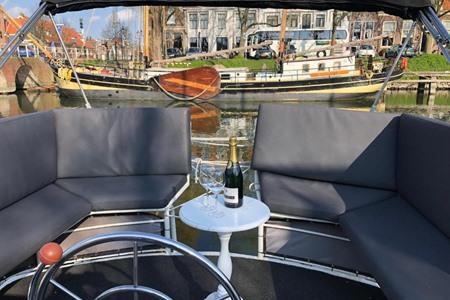 Übernachten auf dem Wasser im Herzen von Enkhuizen bei Boot & Breakfast